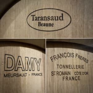 La main du Maître de Chai posée sur le fût.
